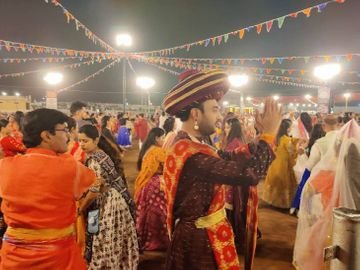 अभिव्यक्ति गरबा महोत्सव में ट्रंप को मैसेज-भारत नहीं झुकेगा:संत प्रेमानंद जी का भी क्रेज, 9 साल की मां दुर्गा को देखकर हर कोई हैरान