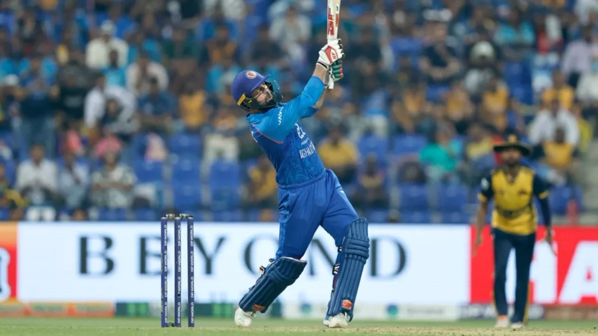 मोहम्‍मद नबी का बल्‍ला आखिरी ओवर में जमकर गरजा, 1-2 नहीं जड़े 5 छक्‍के, रिकॉर्ड बुक की तहस-नहस