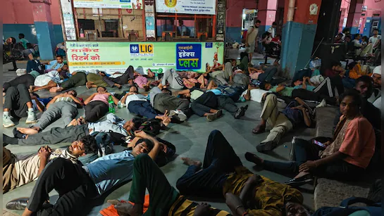 परीक्षा के बाद रात भर बस स्‍टैंड पर भटकते रहे अभ्‍यर्थी, नहीं म‍िलीं रोडवेज