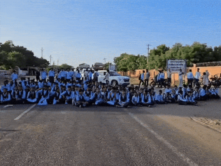 प्रिंसिपल ट्रांसफर पर स्कूल स्टूडेंट ने मेगा हाईवे किया जाम:बोले- प्रधानाचर्य को तबादला करें रद्द, आश्वासन के 15 मिनट बाद खुला जाम