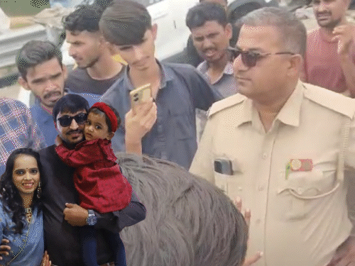 ग्रामीण बोले- भारतमाला एक्सप्रेस-वे बंद कर दो:वन-वे से गई बिजनेसमैन के परिवार की जान; शव फंसे थे, JCB बुला कर 1 घंटे में निकलवाए