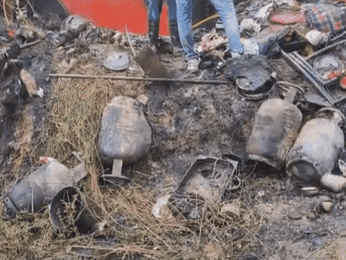 जयपुर बस अग्निकांड में एक गेट के कारण फंसे पैसेंजर्स:करंट फैलते ही 2 ने दम तोड़ा, महिला का पंजा कटा, अंदर मची भगदड़ में एक-दूसरे पर चढ़े