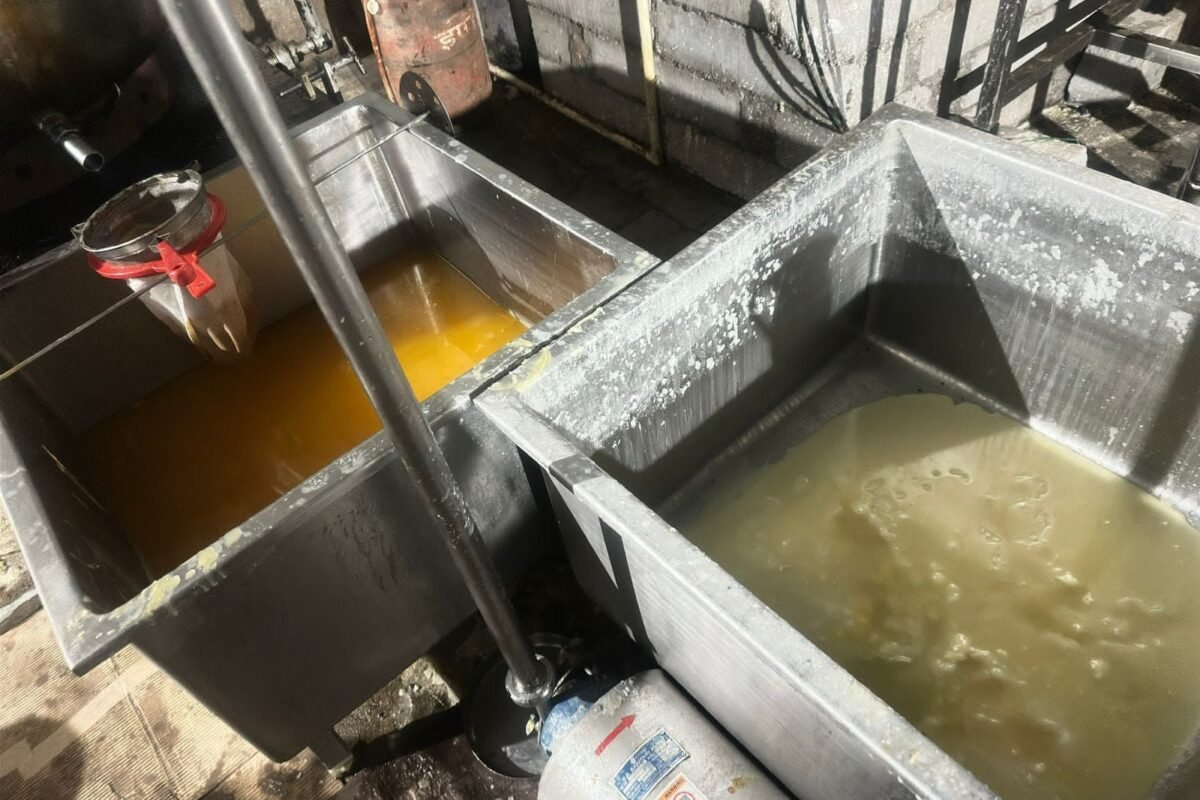 फैक्ट्री में बन रहा नकली-घी, बटर;किरोड़ीलाल की आधी रात छापेमारी:चारे के ढेर में मिले केमिकल से भरे ड्रम; 25 हजार लीटर दूध नष्ट कराया