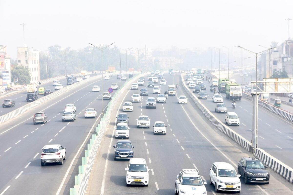 दिल्ली-एनसीआर से हटा GRAP-3, दूसरे और पहले चरण की पाबंदियां रहेंगी सख्ती से लागू