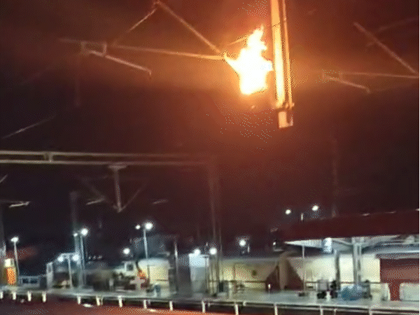 पाली में ट्रेन के ऊपर बिजली लाइन में लगी आग:कोच को करवाया खाली, आधा घंटा लेट हुई गाड़ी