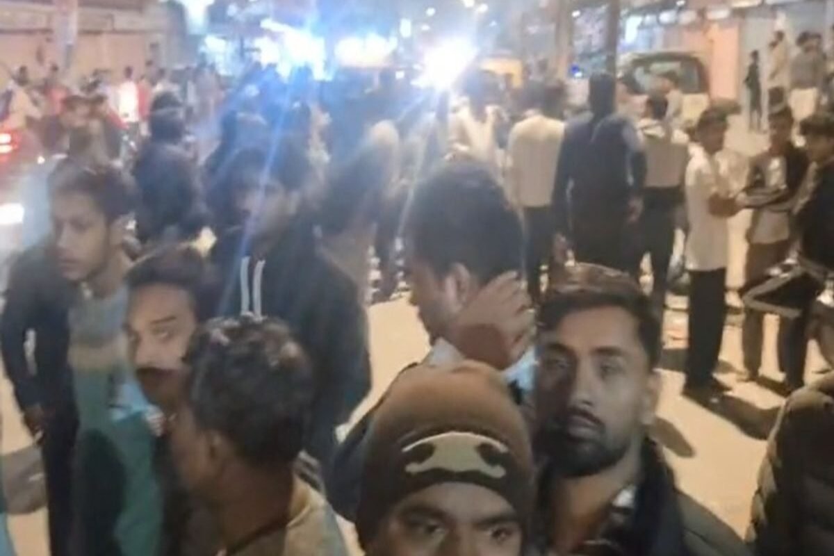 जयपुर में चले लाठी-डंडे, दो घायल:स्कूटी खड़ी करने की बात पर हुई कहासुनी, इकट्ठा हुई भीड़ ने किया विरोध प्रदर्शन