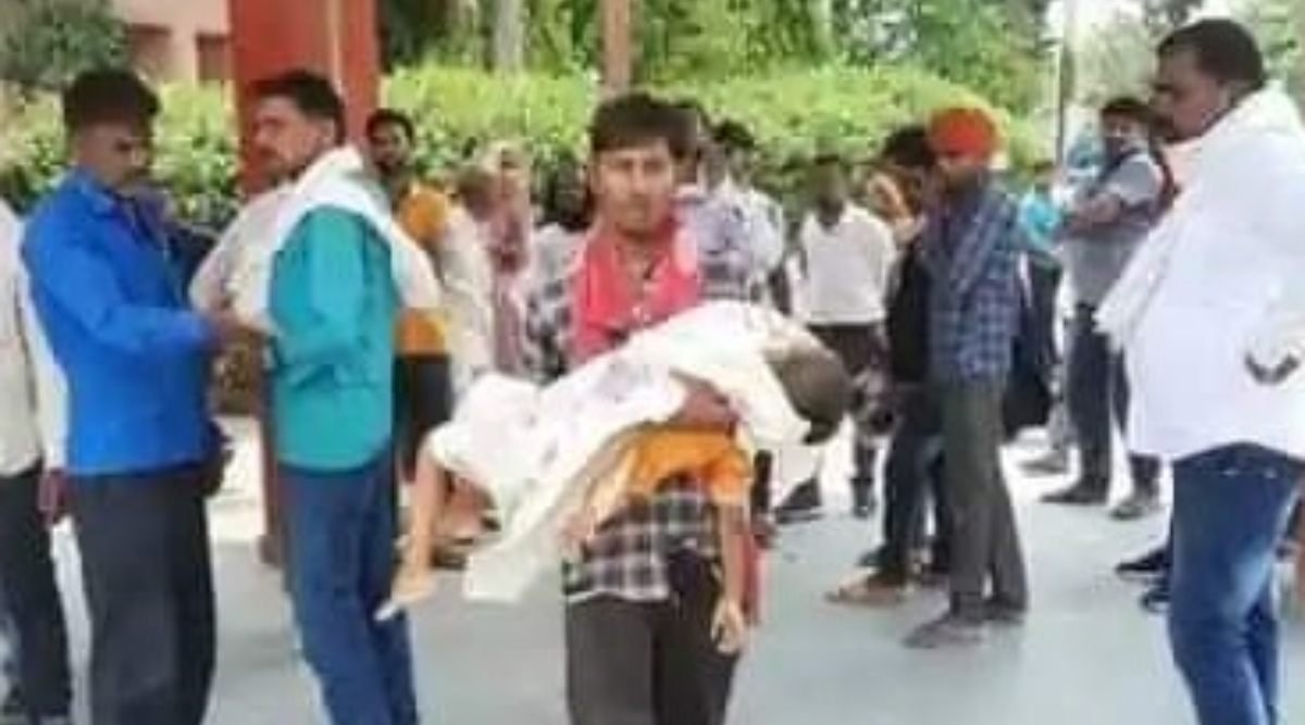 जयपुर-बेटे के शव को सीने से लगाए भटकता रहा पिता:एम्बुलेंस में ऑक्सीजन खत्म होने से हुई थी मौत, पुलिसवालों ने लाश के साथ बस में बैठाया