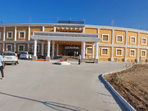 अमेरिकी डॉक्टर ने बनवाया जालोर जिले में संसद भवन जैसा स्कूल:जहां जमीन में बैठकर पढ़े, वहां बनवाई 7 करोड़ की बिल्डिंग, मां के कहने पर आया आइडिया