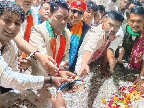 सांवलियाजी को चढ़ाया आधा किलो चांदी का प्रेशर कुकर:निर्दलीय विधायक के जीतने की मांगी थी मन्नत; दंडवत यात्रा कर पहुंचे समर्थक