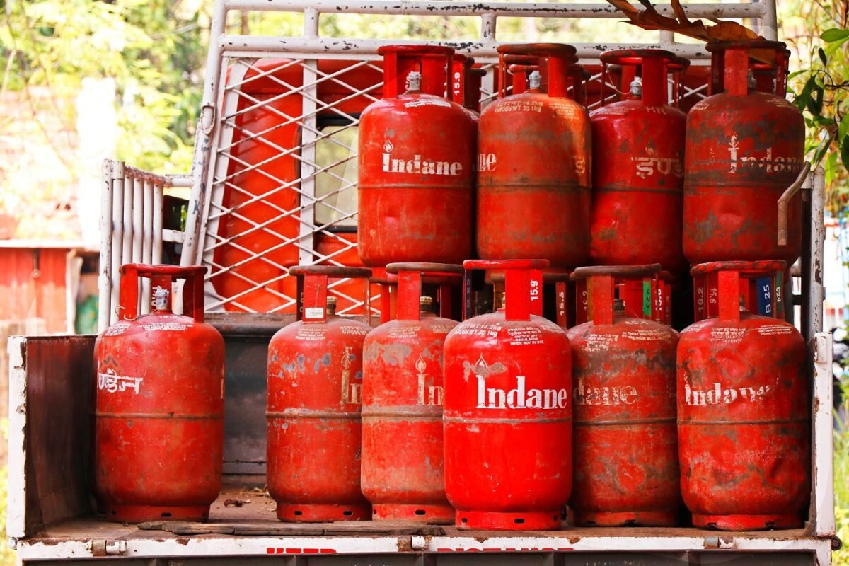 एक बार फिर घटे सिलेंडर के दाम,10 रुपए सस्ता हुआ:इस साल 200 से ज्यादा रुपए तक घटे दाम, जानिए अब कितने में मिलेगा