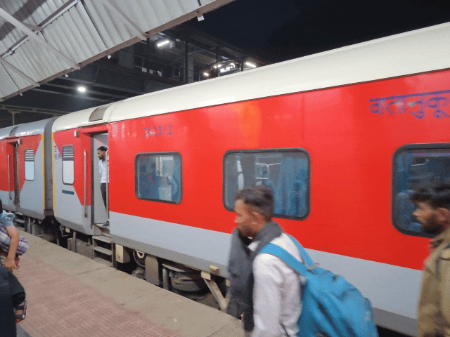 आज से 17 जोड़ी ट्रेनों में जुड़ेंगे 43 अस्थायी कोच:जोधपुर मंडल से दिसंबर में यात्रियों को मिलेगा अधिक कन्फर्म टिकट का मौका, 1 से 31 दिसंबर तक रहेगी ये व्यवस्था