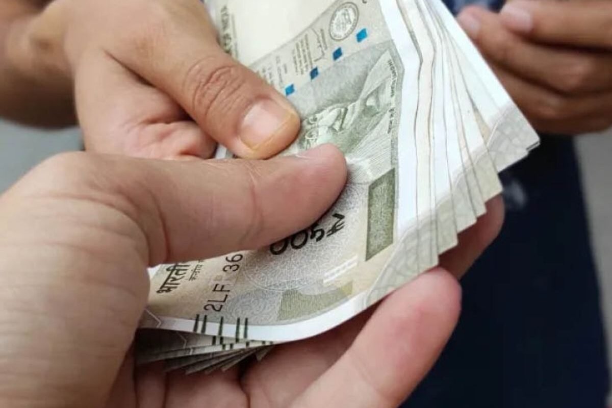 महाविद्यालय की डायरेक्टर 4500 की रिश्वत लेते गिरफ्तार:अटेंडेंस पूरी करने के लिए स्टूडेंट से मांगे थे रुपए, मोबाइल स्नेचिंग गैंग से 34 फोन बरामद