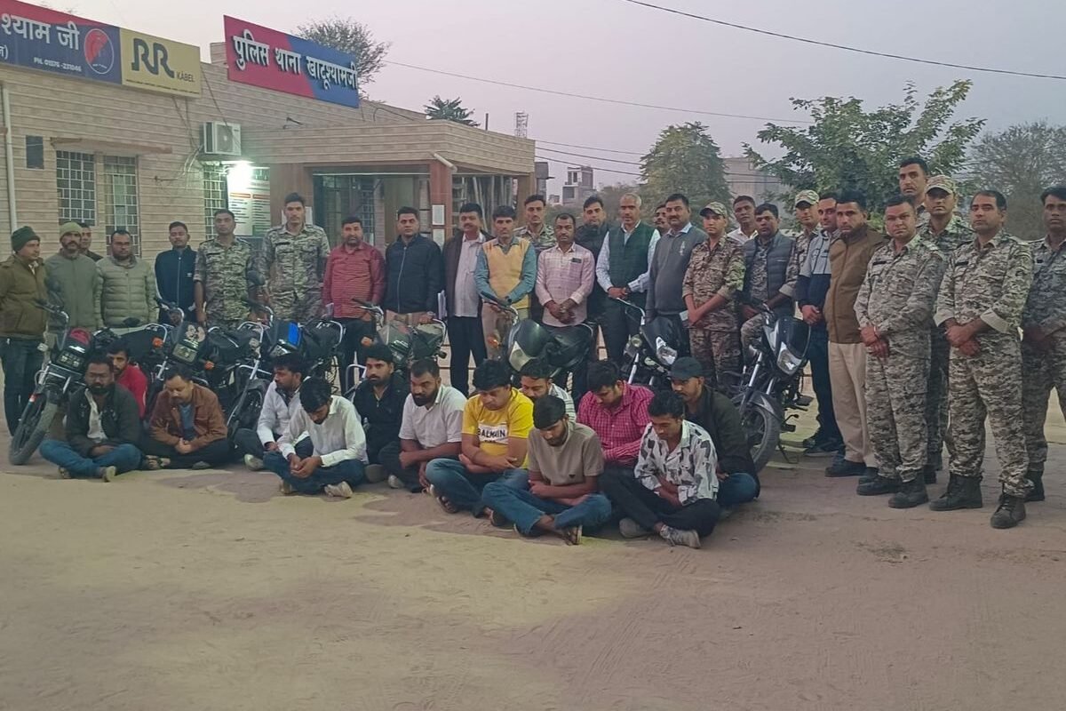 फाल्गुनी मेले से पहले खाटूश्यामजी में पुलिस की रेड:होटलों-ढाबों से 13 लोगों को गिरफ्तार किया, 7 बाइक जब्त