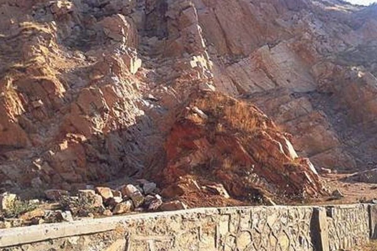 जयपुर की पहाड़ियों पर हो रहा अवैध खनन!:चेजा पत्थर का खोदकर चुराया, पुलिस चैकिंग में ट्रैक्टर-ट्रॉली छोड़ भागे