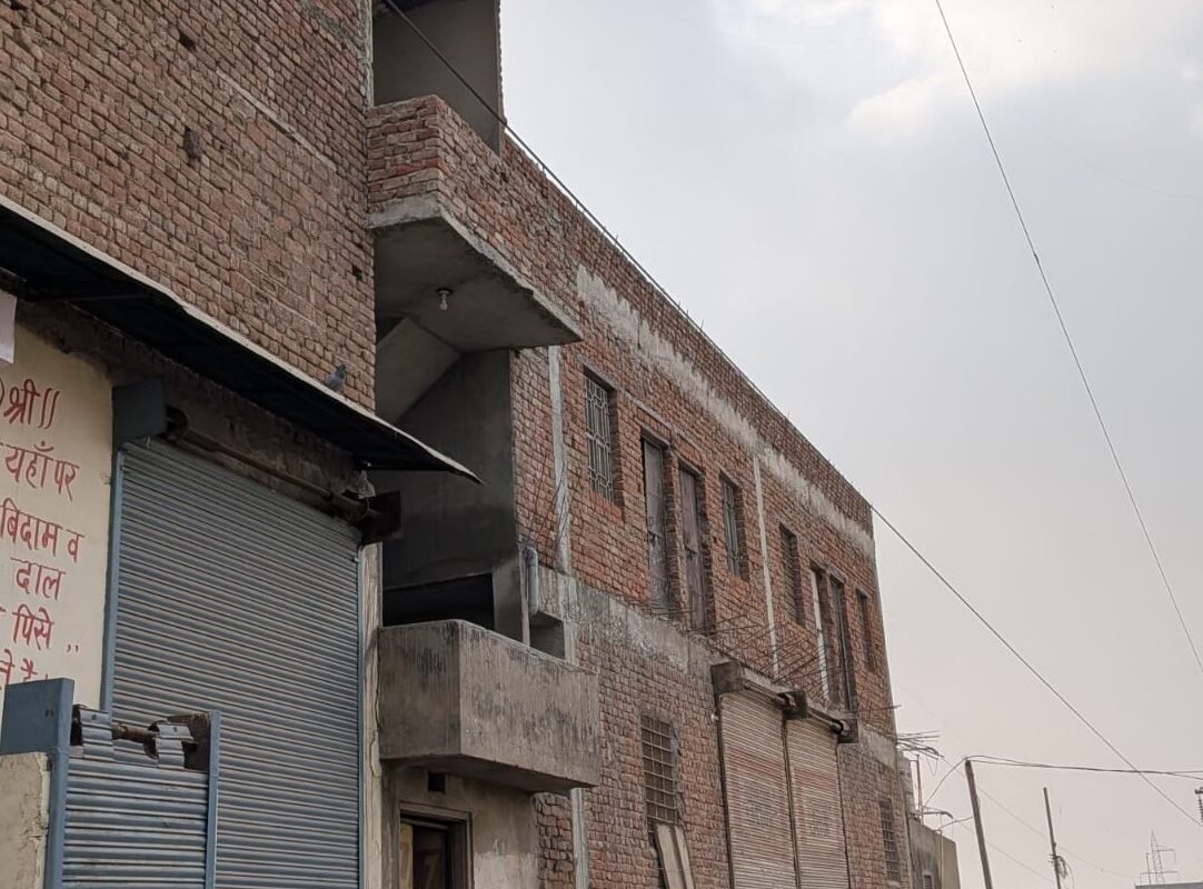 12 साल की बच्ची को हाईटेंशन लाइन से लगा करंट:आग में 70% झुलसी, पानी डाल बुझाया,;बालकनी से पानी फेंकते वक्त हुआ हादसा