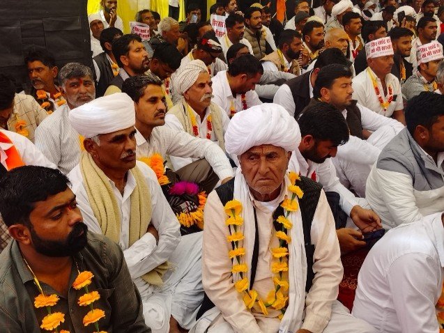 बीकानेर में खेजड़ी बचाने लिए महापड़ाव जारी:कड़ाके की सर्दी में भी डटे अनशनकारी, 450 से ज्यादा पर्यावरण प्रेमी और संत शामिल